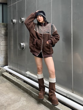 「EMODA（エモダ）のシャギーニットロゴビーニー（ニットキャップ/ビーニー、ブラック系）」を使った、永田真弓さん（レディース・168cm）の秋コーディネート