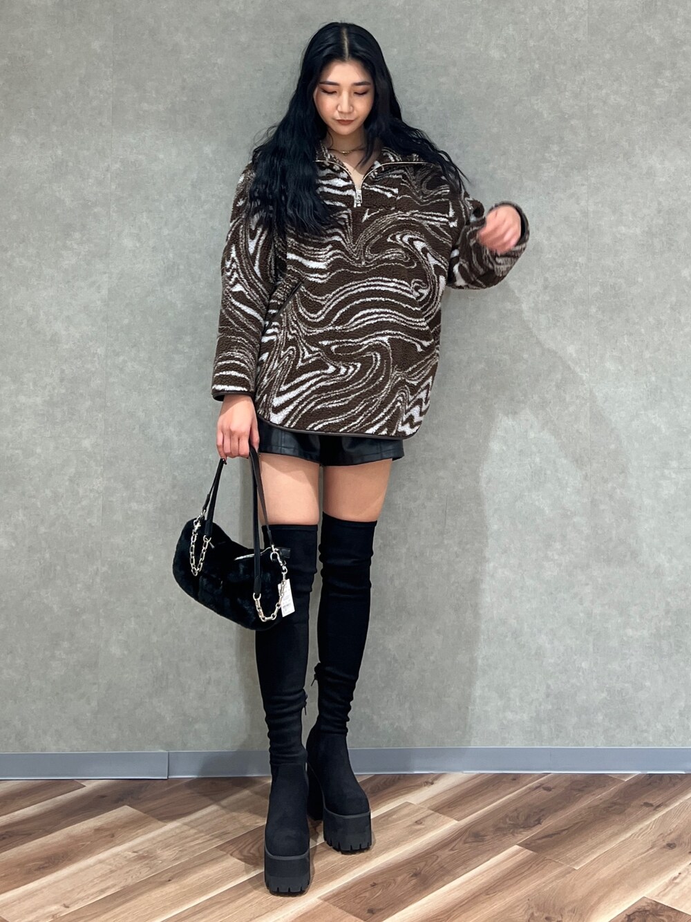 ブラウン系のTシャツ/カットソー、ブラック系のその他パンツ、ブラック系のブーツを着用したレディースの秋コーディネートの1枚目の写真