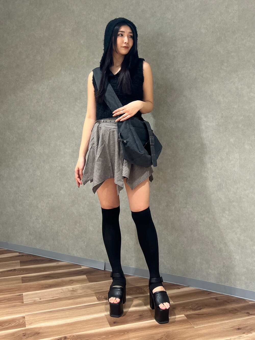 ブラック系のニット/セーター、その他のスカート、ブラック系のサンダルを着用したレディースの春コーディネートの1枚目の写真