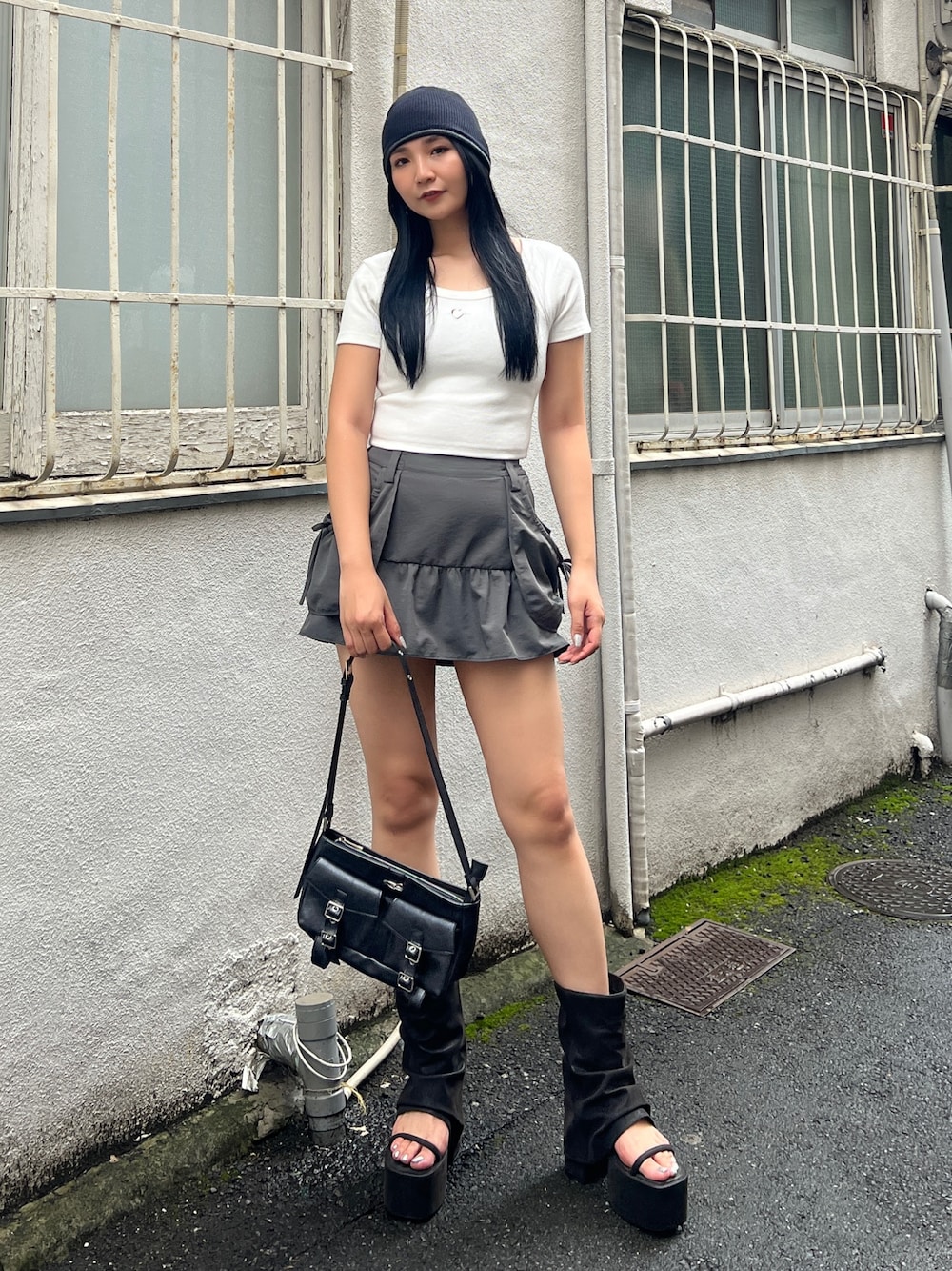 ホワイト系のTシャツ/カットソー、グレー系のスカート、ブラック系のサンダルを着用したレディースの夏コーディネートの1枚目の写真