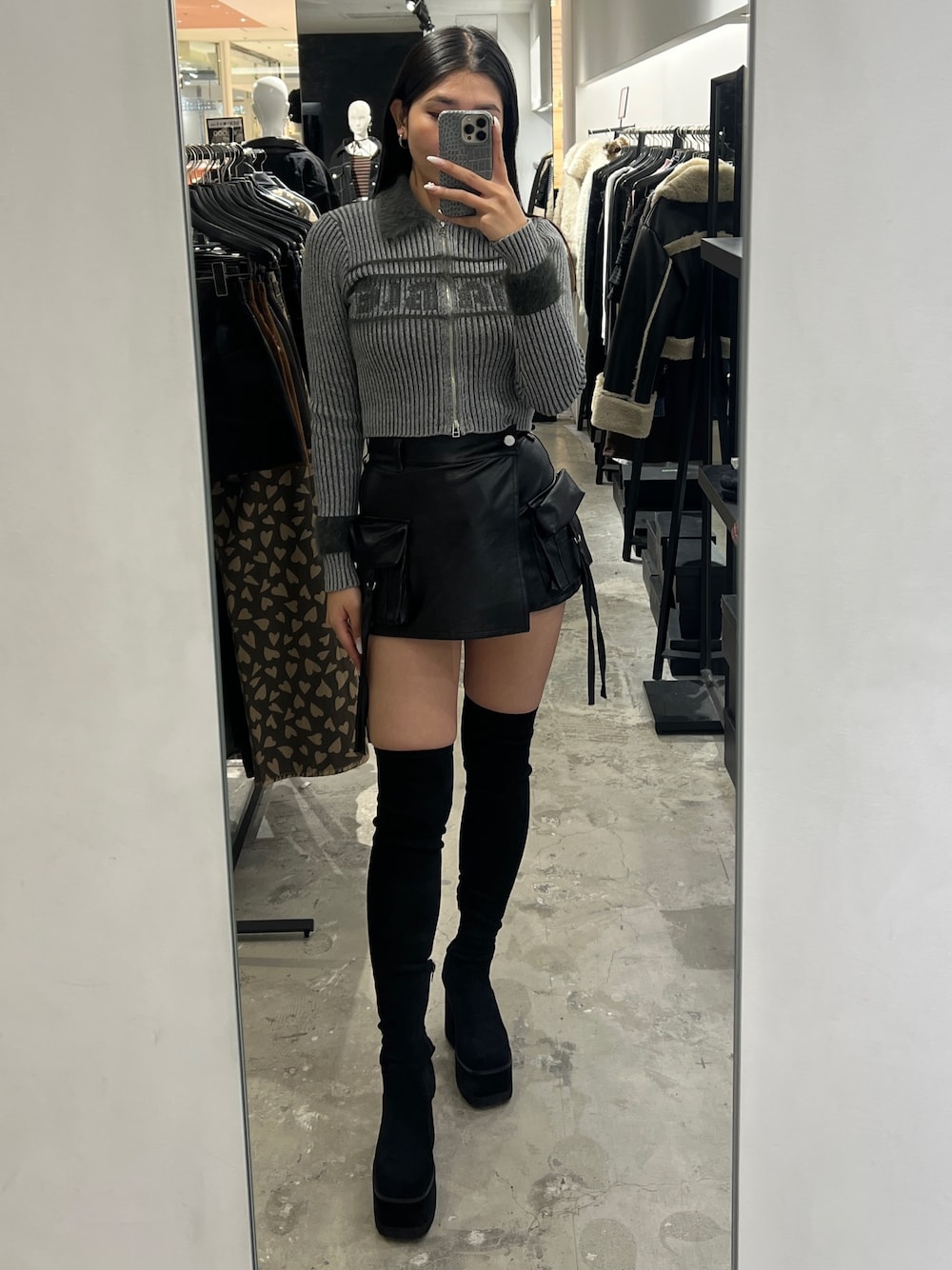 グレー系のニット/セーター、ブラック系のその他パンツ、ブラック系のブーツを着用したレディースの冬コーディネートの1枚目の写真