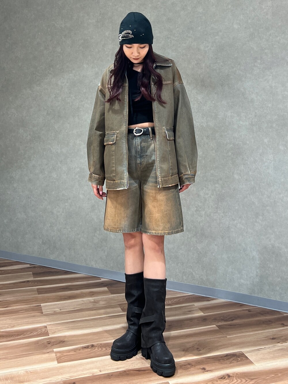 ブラック系のデニムパンツ、ブラック系のブーツ、ブラウン系のブルゾンを着用したレディースの冬コーディネートの1枚目の写真