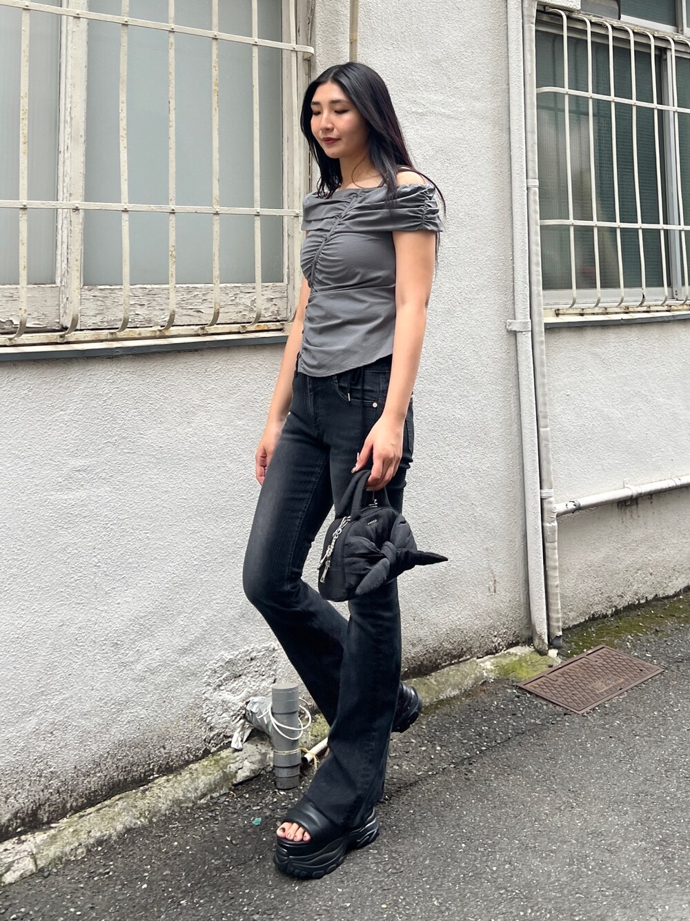 グレー系のTシャツ/カットソー、ブルー系のデニムパンツ、ブラック系のサンダルを着用したレディースの夏コーディネートの1枚目の写真