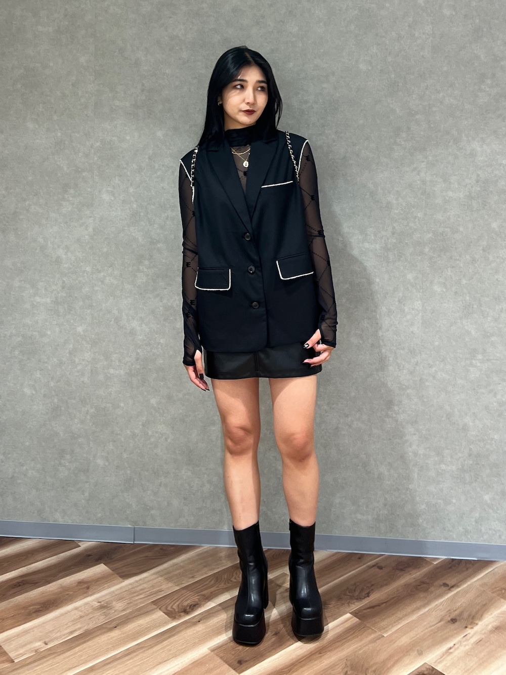 ブラック系のTシャツ/カットソー、ブラック系のベスト、その他のスカートを着用したレディースの秋コーディネートの1枚目の写真