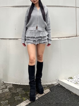 「EMODA（エモダ）のティアードニットスカート（スカート、グレー系）」を使った、永田真弓さん（レディース・168cm）の夏コーディネート