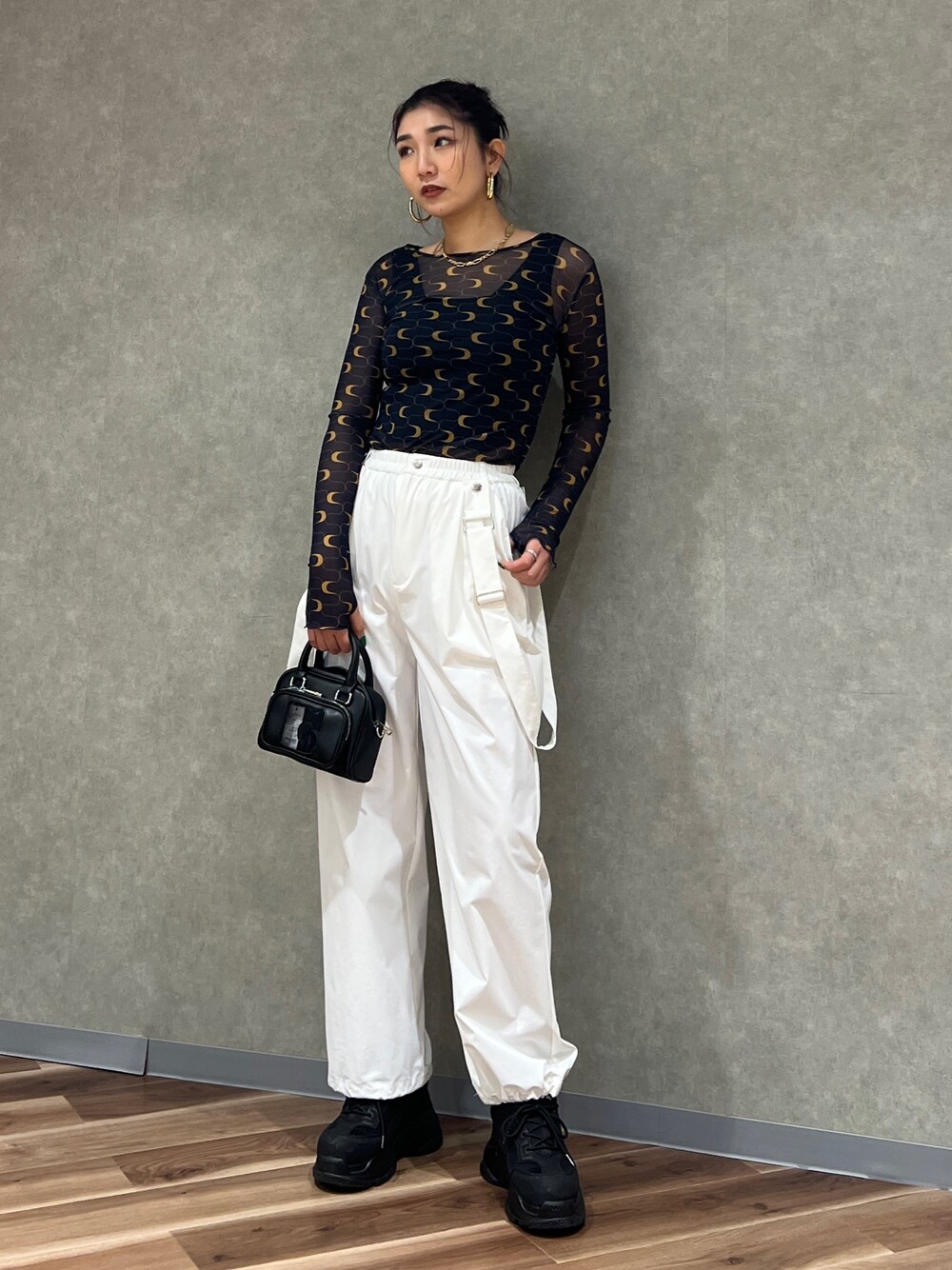 その他のTシャツ/カットソー、ホワイト系のその他パンツ、ブラック系のスニーカーを着用したレディースの春コーディネートの1枚目の写真