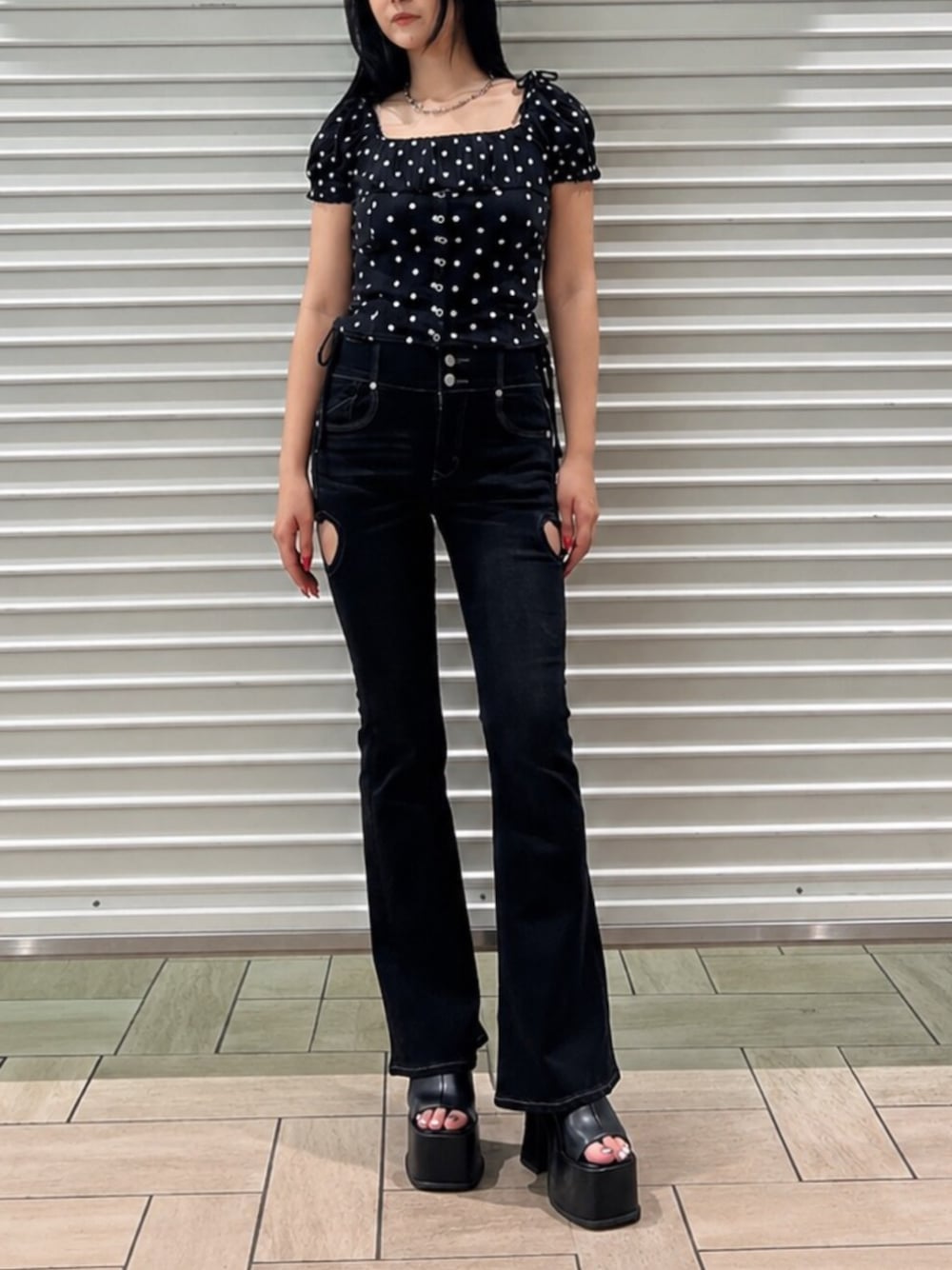 その他のTシャツ/カットソー、ブラック系のデニムパンツ、ブラック系のサンダルを着用したレディースの夏コーディネートの1枚目の写真