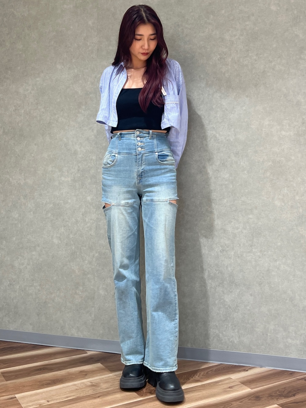 ブルー系のシャツ/ブラウス、ブラック系のキャミソール、ブルー系のデニムパンツを着用したレディースの春コーディネートの1枚目の写真