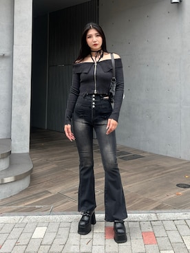 「EMODA（エモダ）のリメイクライクハイウエストパギンス（デニムパンツ、ブラック系）」を使った、永田真弓さん（レディース・168cm）の秋コーディネート