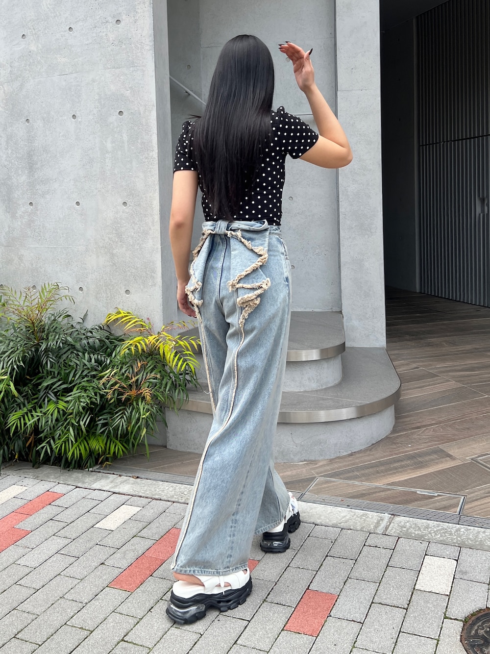 その他のTシャツ/カットソー、ブルー系のデニムパンツ、ホワイト系のサンダルを着用したレディースの春コーディネートの1枚目の写真