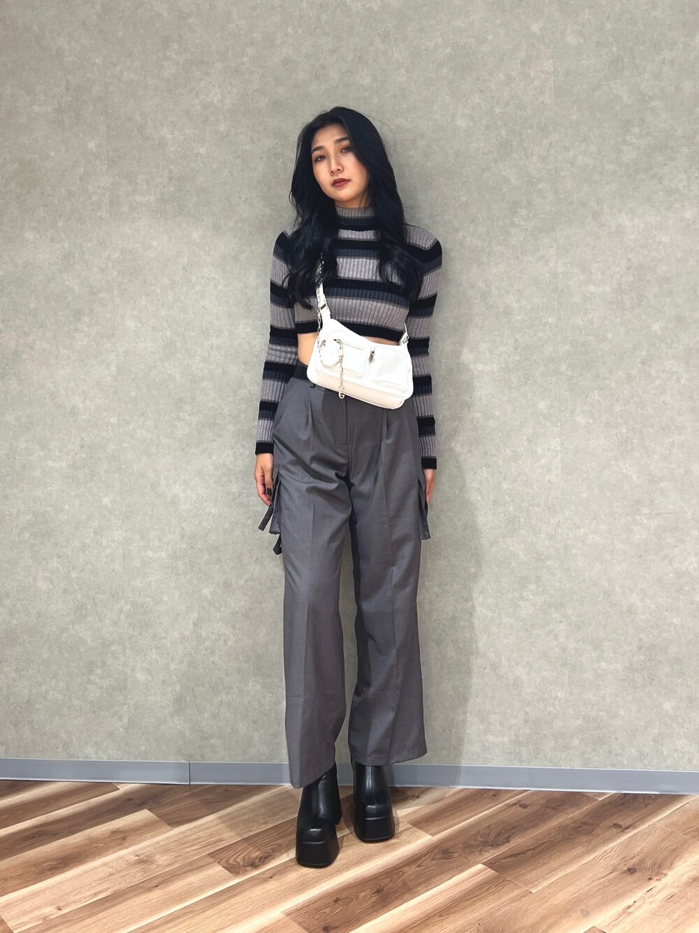 その他のニット/セーター、ホワイト系のハンドバッグ、グレー系のカーゴパンツを着用したレディースの秋コーディネートの1枚目の写真
