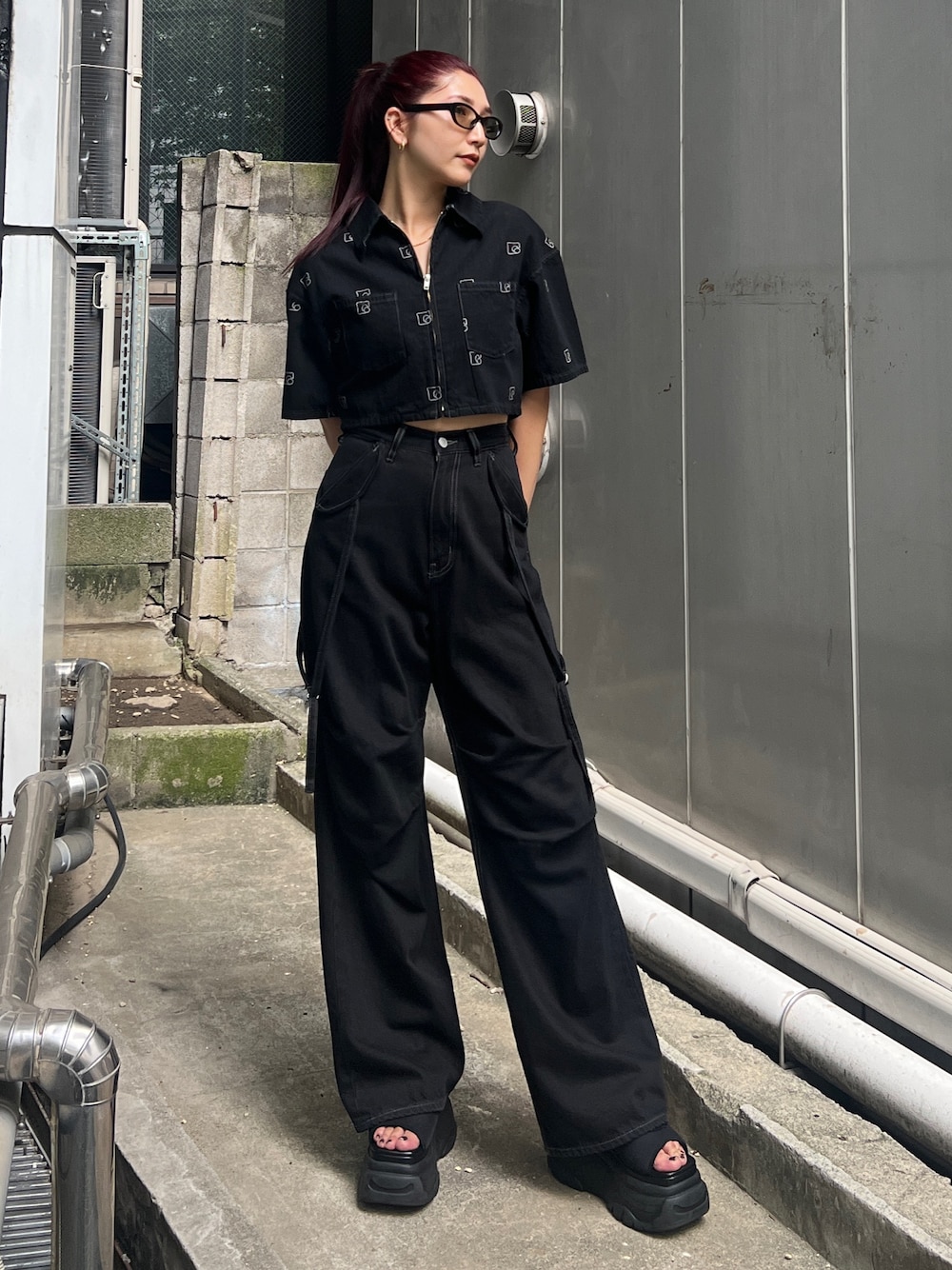 ブラック系のデニムパンツ、ブラック系のシャツ/ブラウス、ブラック系のサンダルを着用したレディースの夏コーディネートの1枚目の写真