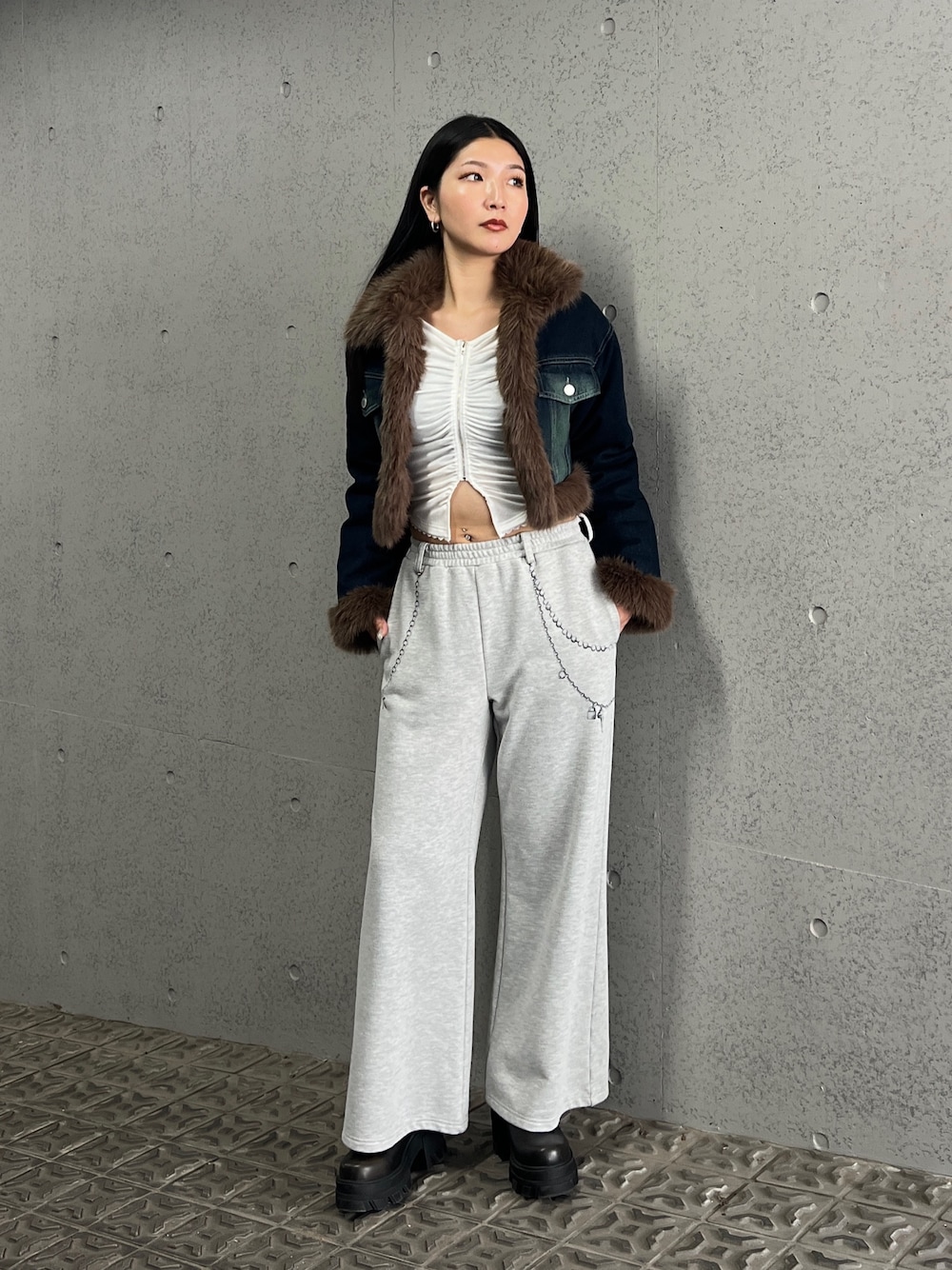 ブルー系のブルゾン、ホワイト系のTシャツ/カットソー、グレー系のスウェットパンツを着用したレディースの秋コーディネートの1枚目の写真