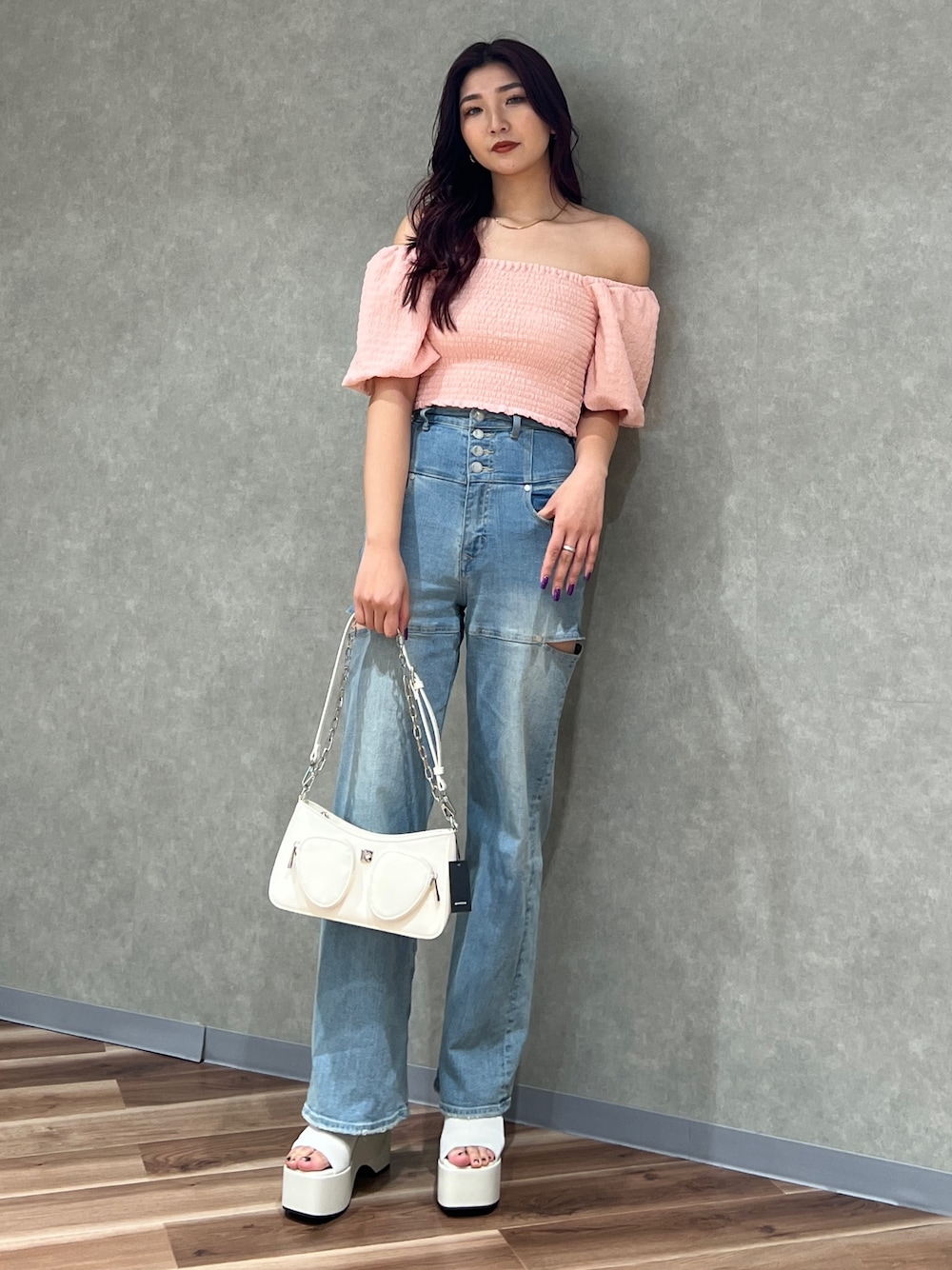 ピンク系のTシャツ/カットソー、ブルー系のデニムパンツ、ホワイト系のサンダルを着用したレディースの春コーディネートの1枚目の写真
