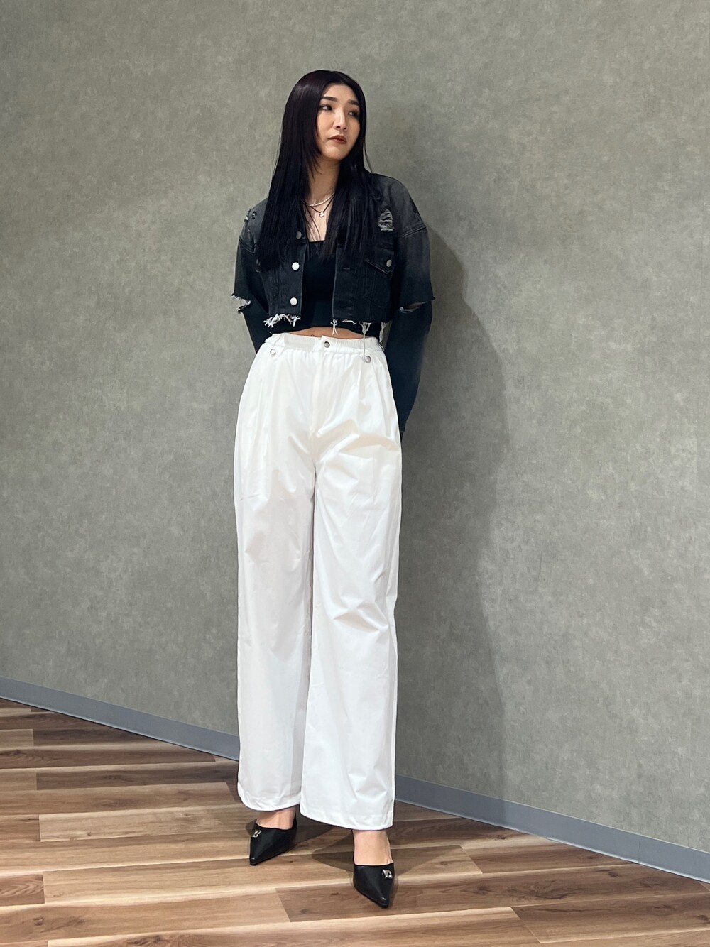 ブラック系のデニムジャケット、ブラック系のキャミソール、ホワイト系のその他パンツを着用したレディースの春コーディネートの1枚目の写真