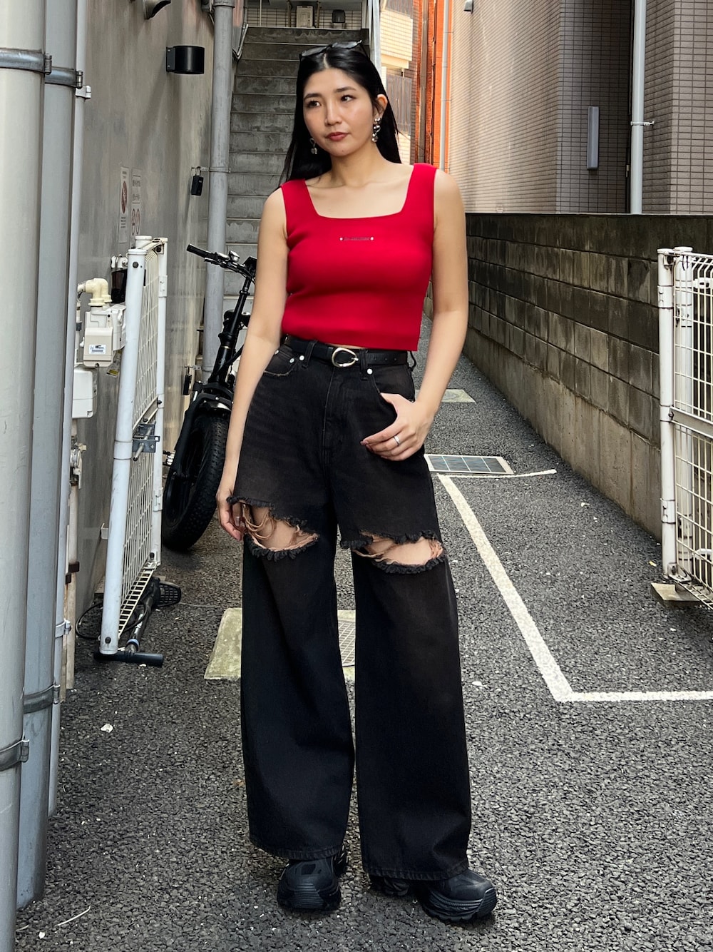 レッド系のTシャツ/カットソー、ブラック系のデニムパンツ、ブラック系のスニーカーを着用したレディースの夏コーディネートの1枚目の写真