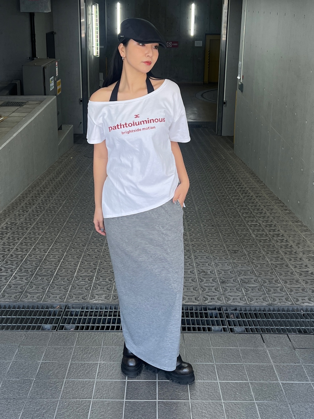 ホワイト系のTシャツ/カットソー、グレー系のタンクトップ、グレー系のスカートを着用したレディースの冬コーディネートの1枚目の写真