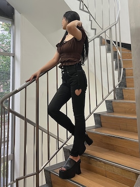 「EMODA（エモダ）のLACE POINT OFF SHOUKDER TOP（Tシャツ/カットソー、ブラウン系）」を使った、永田真弓さん（レディース・168cm）の春コーディネート