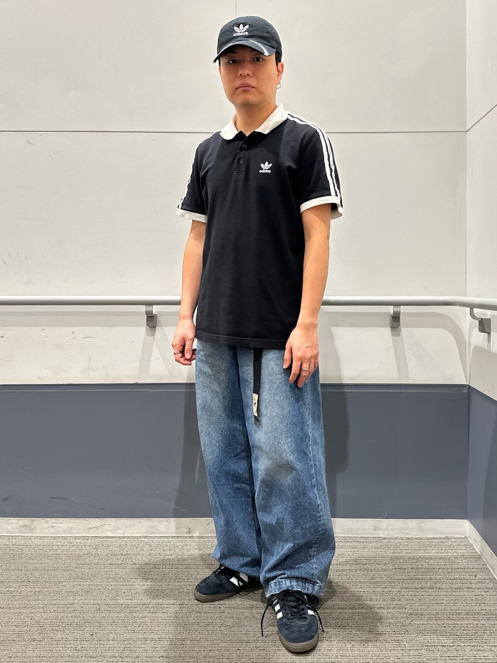 「スニーカー、キャップ、adidas、アディダス、ポロシャツ、adidas originals、アディダスオリジナルス、スリーストライプス、アディカラー、ハンドボールスペツィアル」｜「adidasのハンドボール [Handball Spezial Shoes] アディダスオリジナルス adidas Originals スニーカー（スニーカー、ブラック系）」を使った、RTさん（メンズ・165cm）の春コーディネートの1枚目の写真