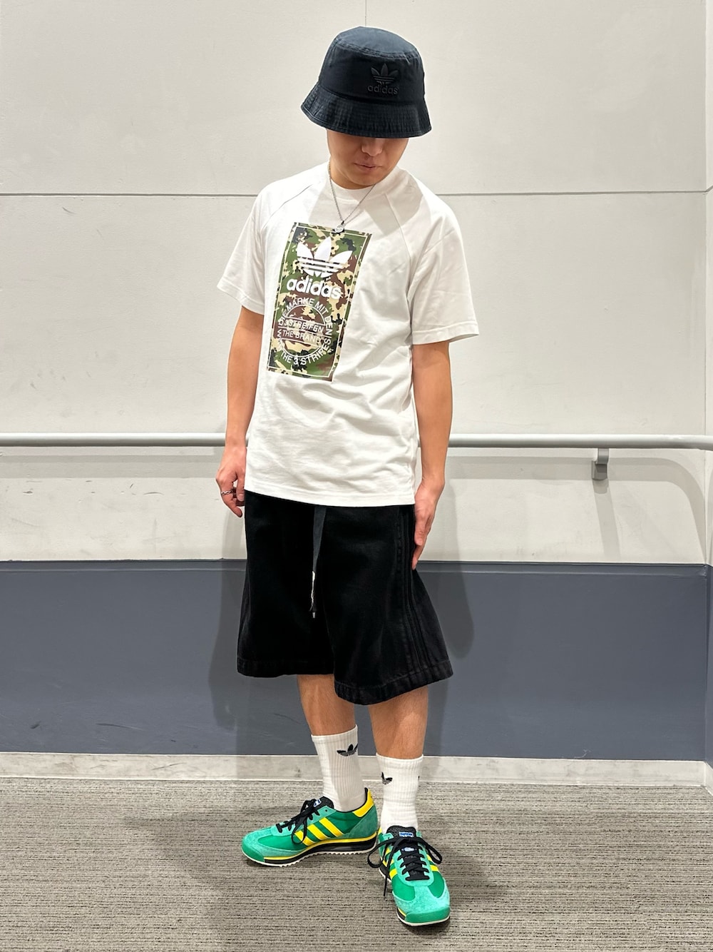 「スニーカー、Tシャツ、adidas、アディダス、カモ柄、adidas originals、デニムショーツ、バケットハット、半袖Ｔシャツ、SL 72」｜「adidasのアディカラー クラシック ストーンウォッシュ バケットハット / アディダスオリジナルス adidas Originals（ハット、ブラック系）」を使った、RTさん（メンズ・165cm）の春コーディネートの1枚目の写真