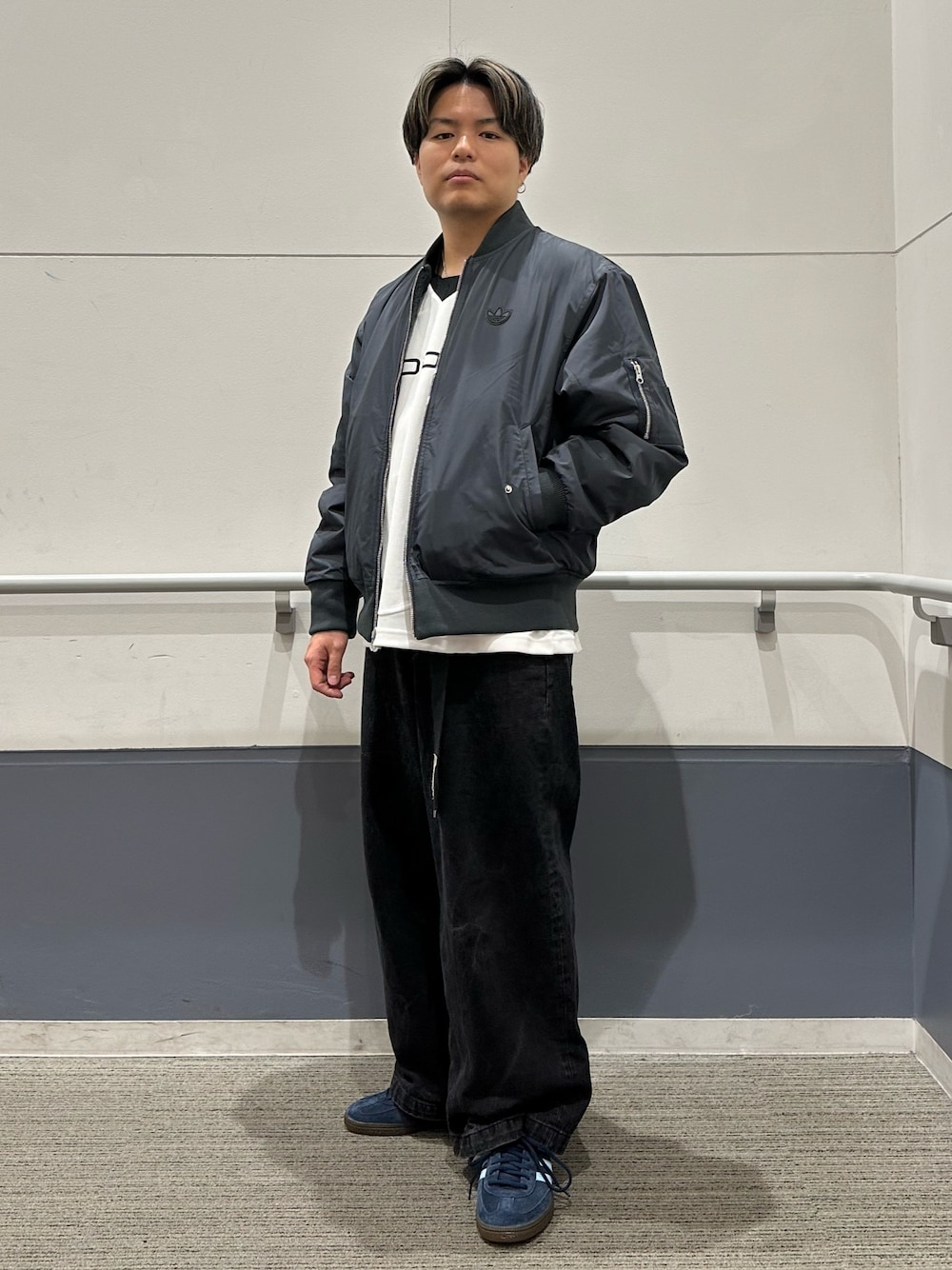 「スニーカー、アウター、adidas、リバーシブル、長袖シャツ、adidas originals、ボンバージャケット、スペツィアル、HANDBALLSPEZIAL、adilenium」｜「adidasのハンドボール [Handball Spezial Shoes] アディダスオリジナルス adidas Originals スニーカー（スニーカー、ブルー系）」を使った、RTさん（メンズ・165cm）の秋コーディネートの1枚目の写真
