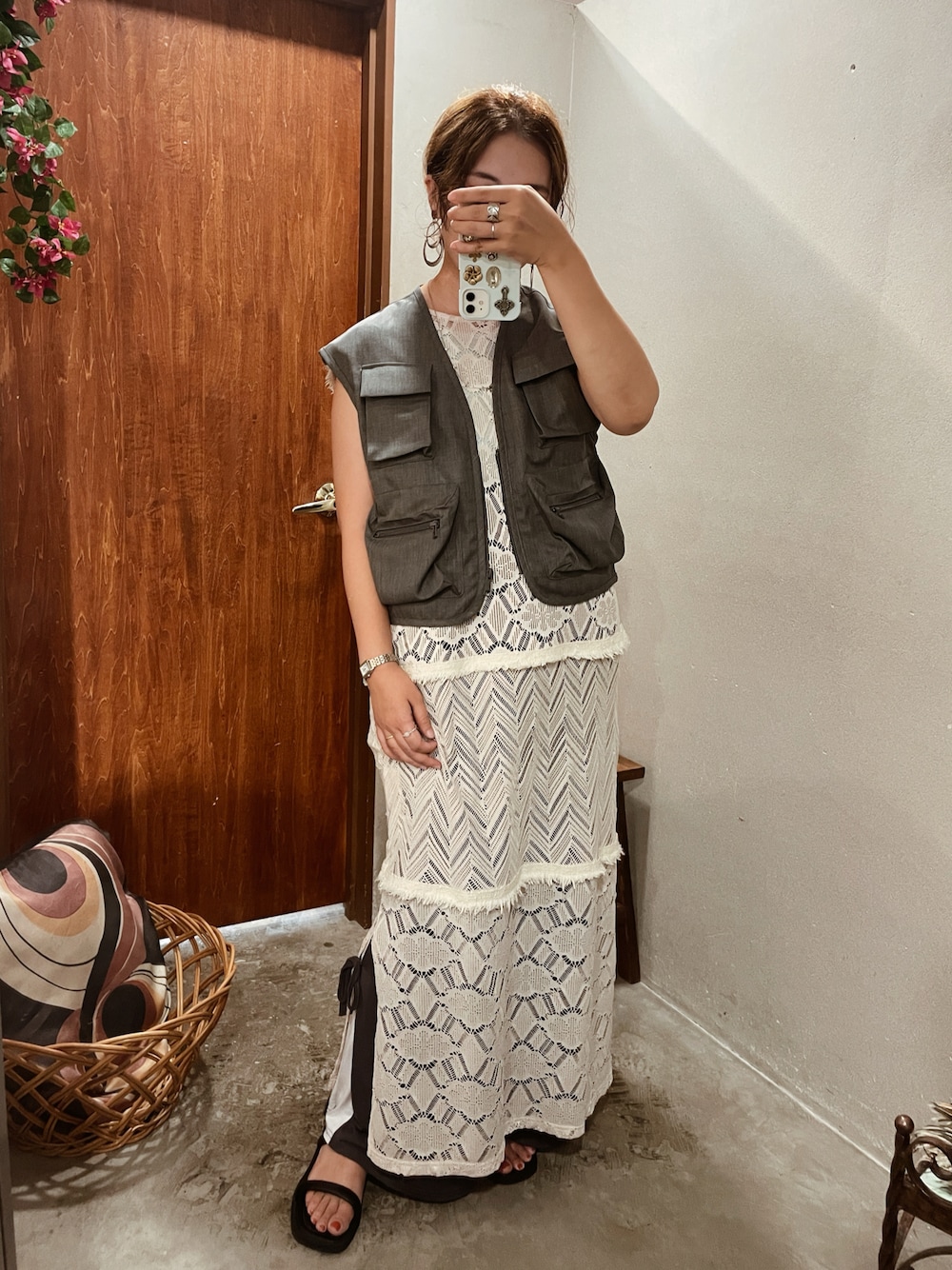 「ベスト、フィッシングベスト、レイヤード、レースワンピース、ラインパンツ」｜「ollのfishing suit vest（ベスト、グレー系）」を使った、erip1989さん（レディース・151cm）の秋コーディネートの1枚目の写真