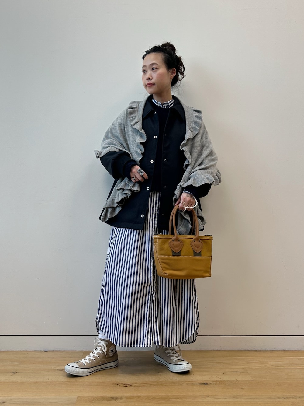 ブルー系のシャツワンピース、ブルー系のブルゾン、ブルー系のニット/セーターを着用したレディースの冬コーディネートの1枚目の写真