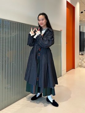 「アイテム（ステンカラーコート）」を使った、黒田 彩乃さん（レディース・153cm）の秋コーディネート