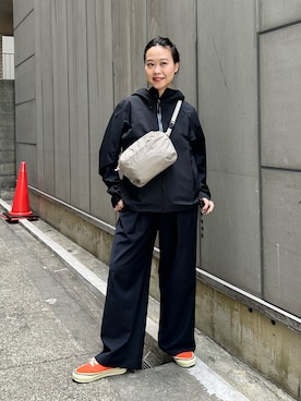 「ARC'TERYX（アークテリクス）のARC'TERYX / Heliad Crossbody（ボディバッグ/ウエストポーチ、ベージュ系）」を使った、黒田 彩乃さん（レディース・153cm）の夏コーディネート