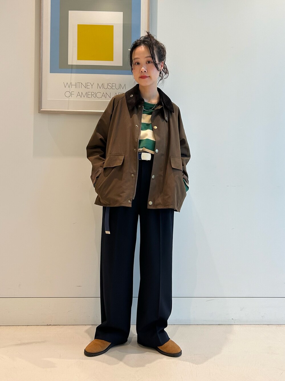 ブラウン系のサンダル、ブラウン系のミリタリージャケット、グリーン系のTシャツ/カットソーを着用したレディースの夏コーディネートの1枚目の写真