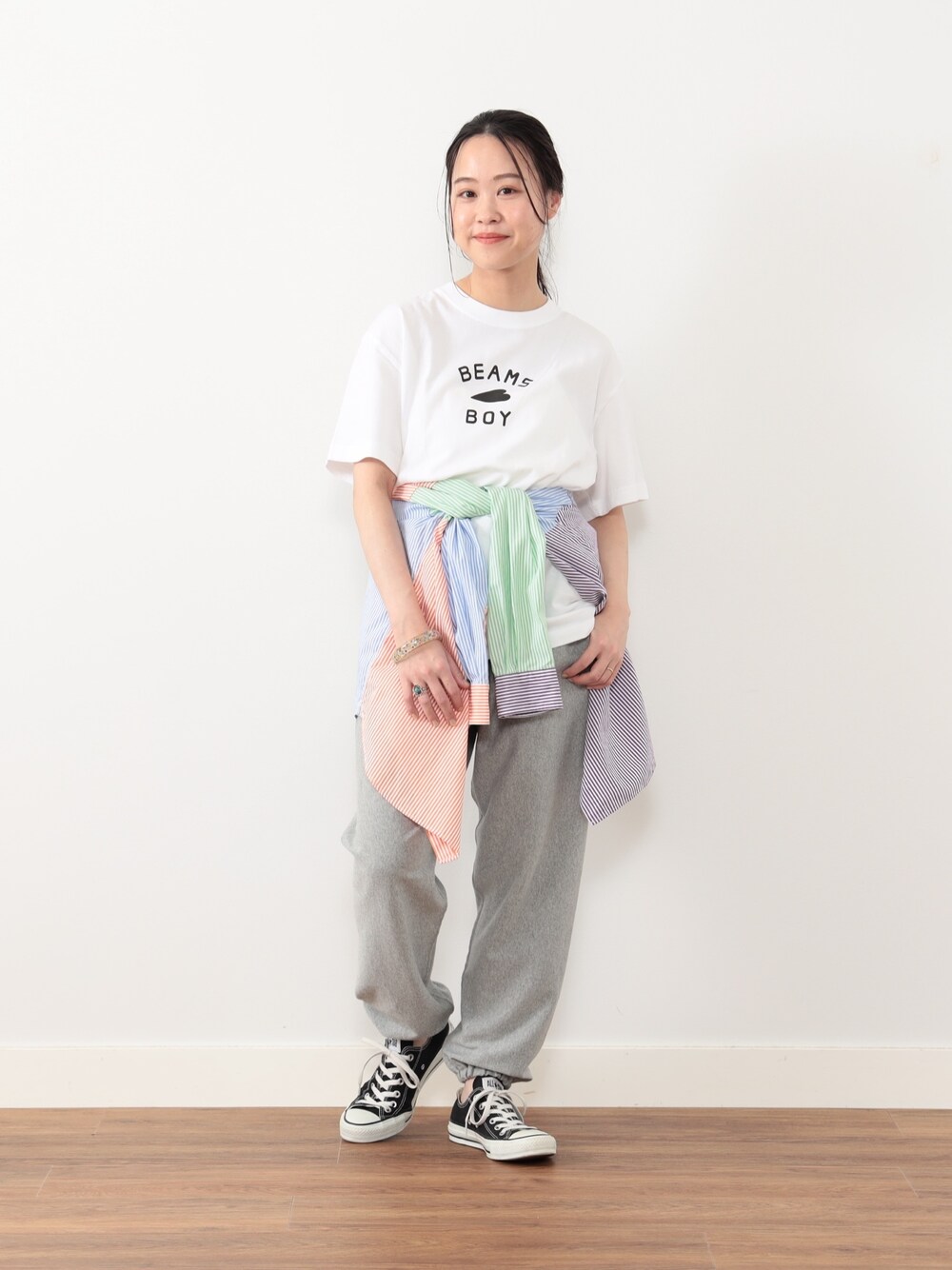 スウェットパンツを使った「ロゴT」の人気ファッションコーディネート