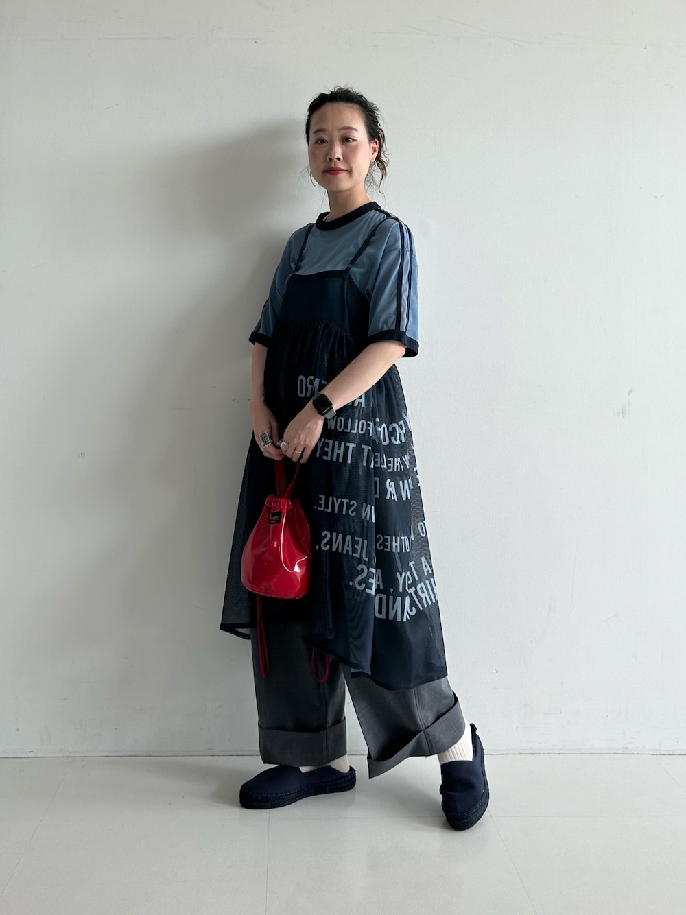 「いいね、save、フォローお願いします🤑、低身長、低身長コーデ、Tシャツ、ワンピース、ワンピーススタイル」｜「BEAMS BOYのポリエステル ウール トロピカル ワイド パンツ（スラックス、グレー系）」を使った、黒田 彩乃さん（骨格ストレート・レディース・153cm）の春コーディネートの1枚目の写真
