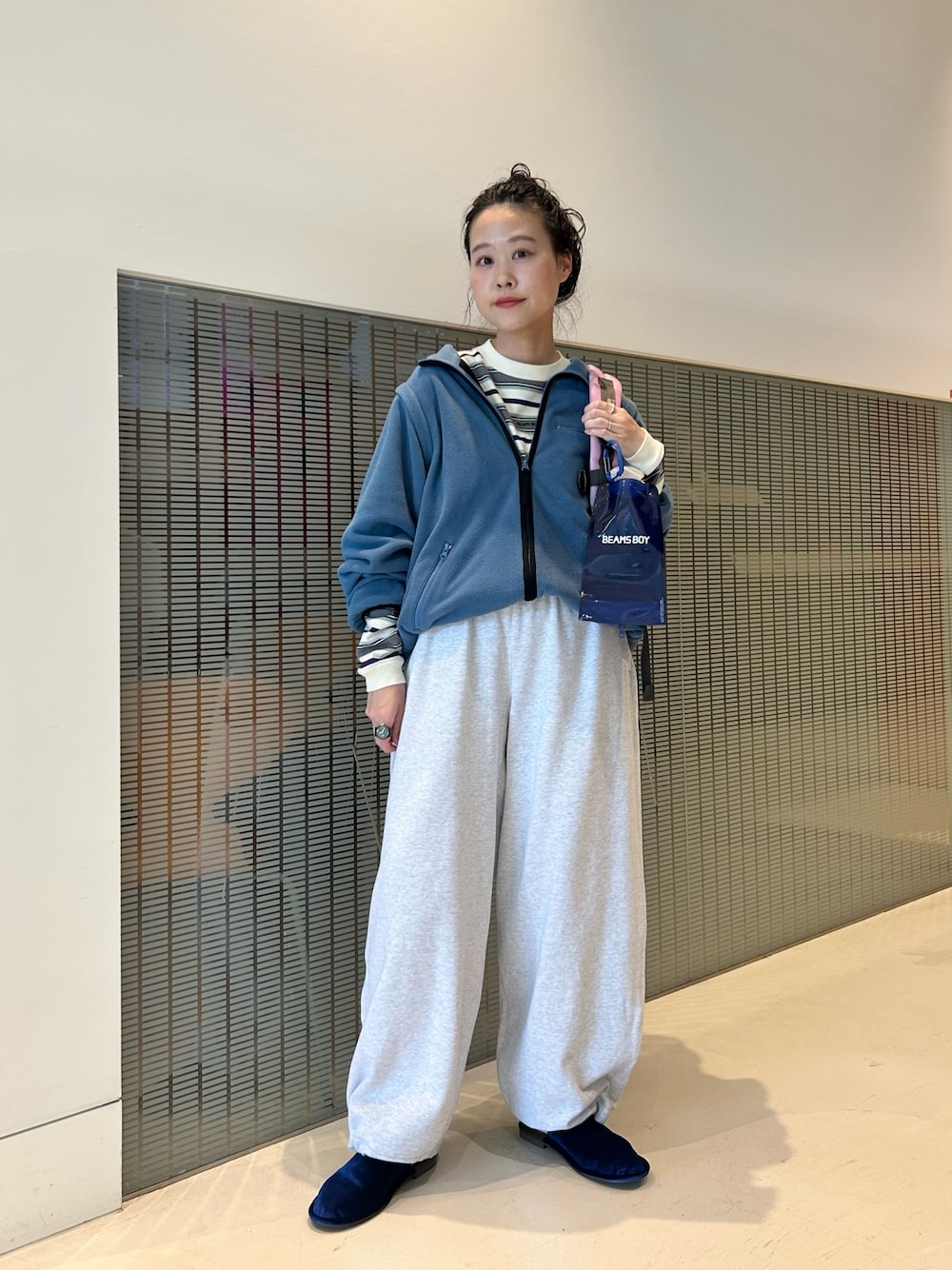 その他のバックパック/リュック、グレー系のスウェットパンツ、ホワイト系のTシャツ/カットソーを着用したレディースの夏コーディネートの1枚目の写真