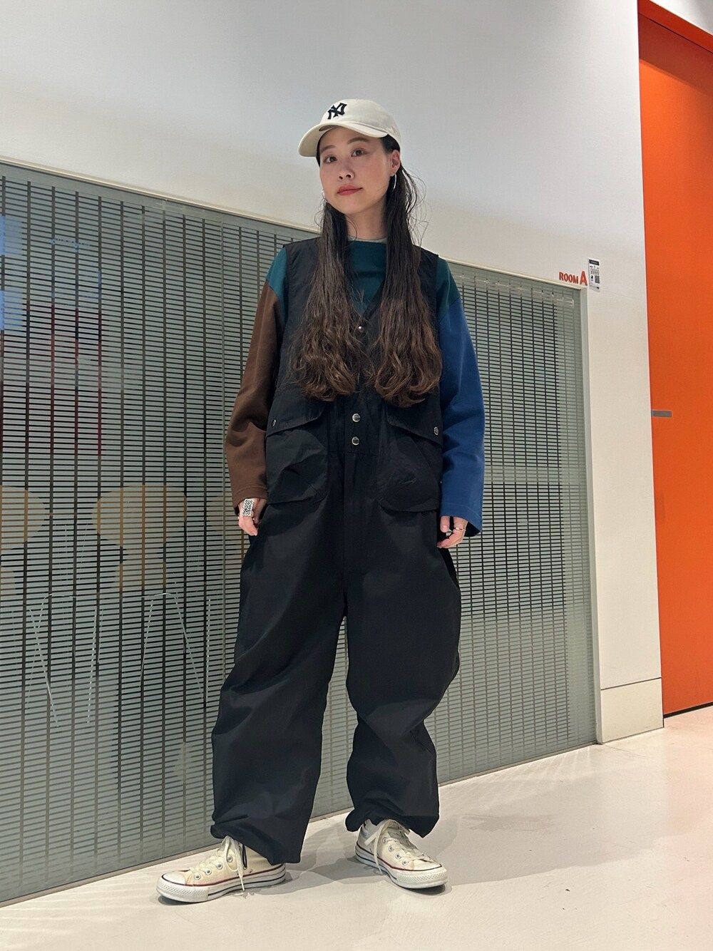 「オールインワン、エルボーパッチ、スニーカー、いいね、save、フォローお願いします🤑、キャップ」｜「BEAMS BOYのBEAMS BOY / コットンウェザー ハンチングベスト オールインワン（つなぎ/オールインワン、ブラック系）」を使った、黒田 彩乃さん（レディース・153cm）の夏コーディネートの1枚目の写真