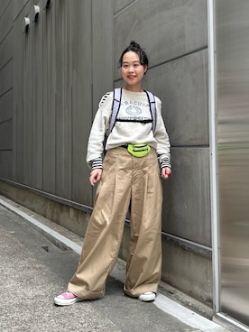 「BEAMS BOY（ビームスボーイ）のワイド タック チノ パンツ（チノパンツ、ベージュ系）」を使った、黒田 彩乃さん（レディース・153cm）の春コーディネート