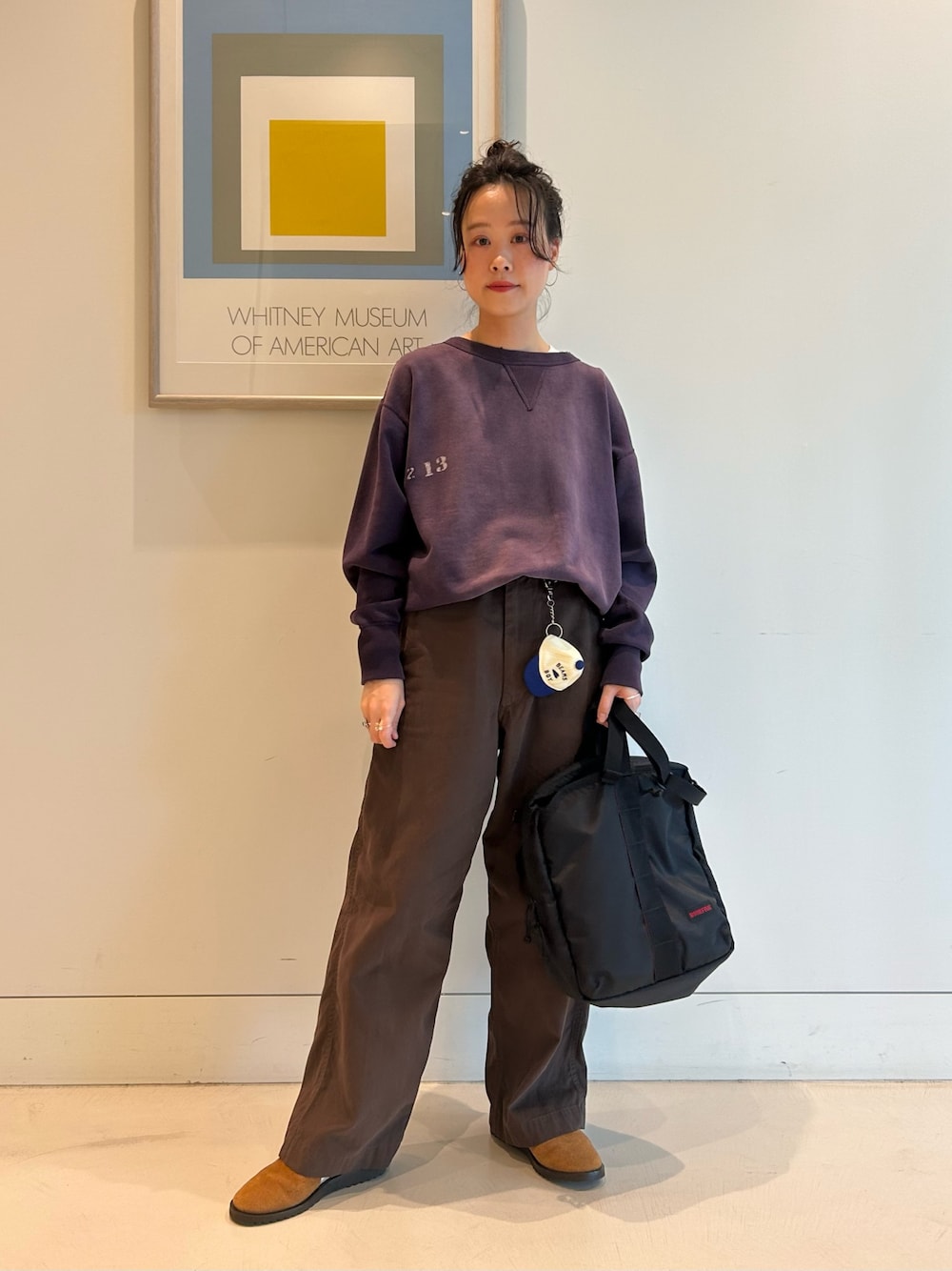 「スウェット、チノパン、シンプルコーデ、BRIEFING」｜「BEAMS BOYの【別注】 WAREHOUSE & CO. / ステンシル13 前V スウェット（スウェット、ブルー系）」を使った、黒田 彩乃さん（骨格ストレート・レディース・153cm）の夏コーディネートの1枚目の写真