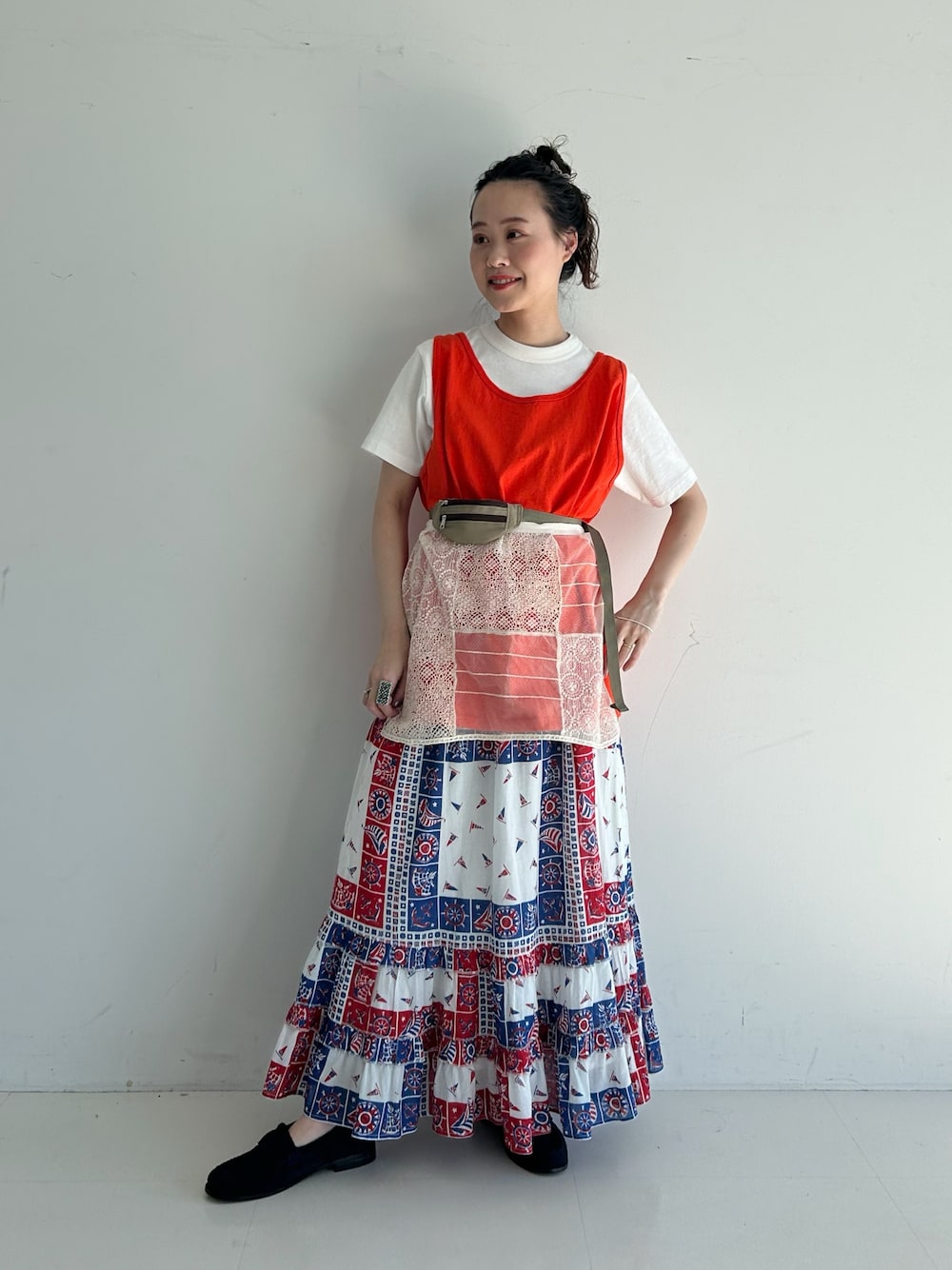 「ローファー、G.H.BASS、いいね、save、フォローお願いします🤑、低身長、低身長コーデ、Tシャツ、タンクトップ、ティアードスカート」｜「G.H.BASSの【別注】G.H.Bass / スエード ローファー（ローファー、ブルー系）」を使った、黒田 彩乃さん（レディース・153cm）の冬コーディネートの1枚目の写真
