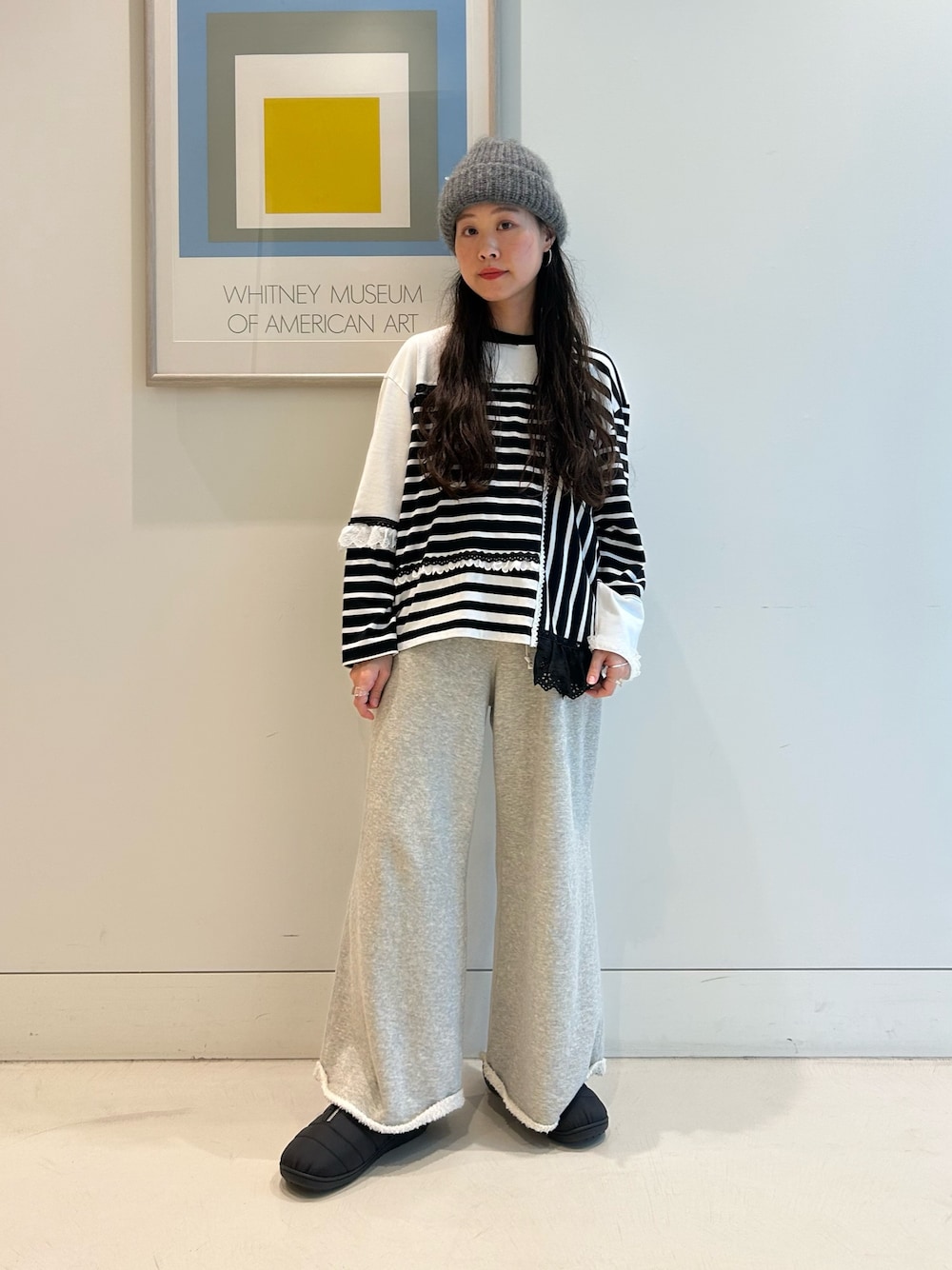 「maturelyのmaturely / ワイド フレア ジャージー パンツ（その他パンツ、グレー系）」を使った、黒田 彩乃さん（レディース・153cm）の秋コーディネートの1枚目の写真