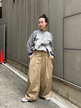 「BEAMS BOY（ビームスボーイ）のワイド タック チノ パンツ（チノパンツ、ベージュ系）」を使った、黒田 彩乃さん（レディース・153cm）の春コーディネート