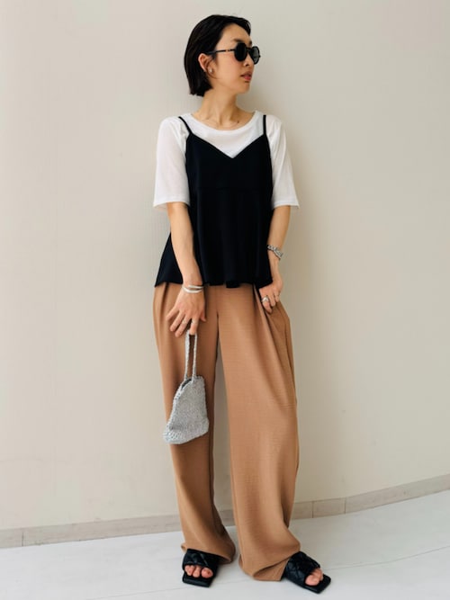 インナーにシアートップスを取り入れてさりげないトレンド感を