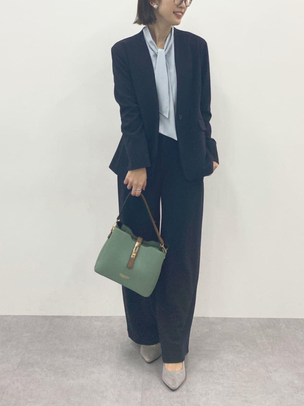 ブルー系のスーツパンツ、ブルー系のフォーマルスーツ/小物、ブルー系のシャツ/ブラウスを着用したレディースの冬コーディネートの1枚目の写真