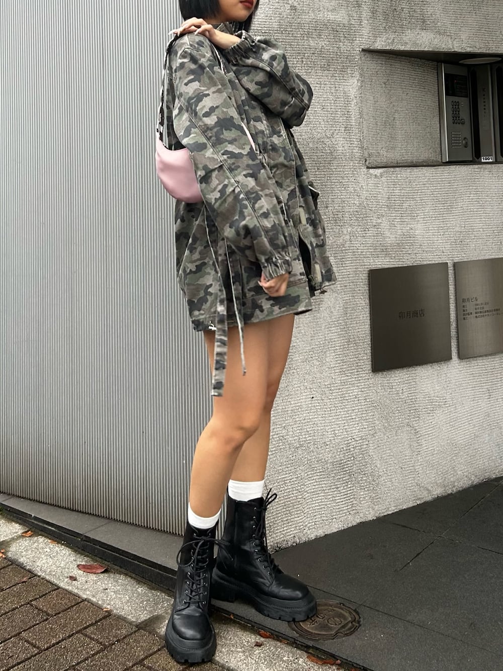 「EVRIS 、エヴリス、カモフラ、カモフラスカート、カモフラ柄、カモフラ柄アウター、迷彩、迷彩柄、迷彩コーデ、カジュアル、カジュアルコーデ、カジュアルスタイル、春服、春、春コーデ」｜「EVRISのミリタリーデザインルーズブルゾン（ブルゾン、その他）」を使った、MINAMIさん（レディース・163cm）の春コーディネートの1枚目の写真