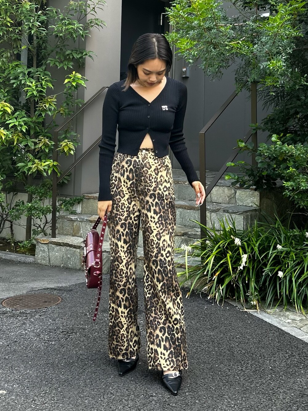 その他のその他パンツ、ブラック系のニット/セーター、ブラック系のパンプスを着用したレディースの夏コーディネートの1枚目の写真