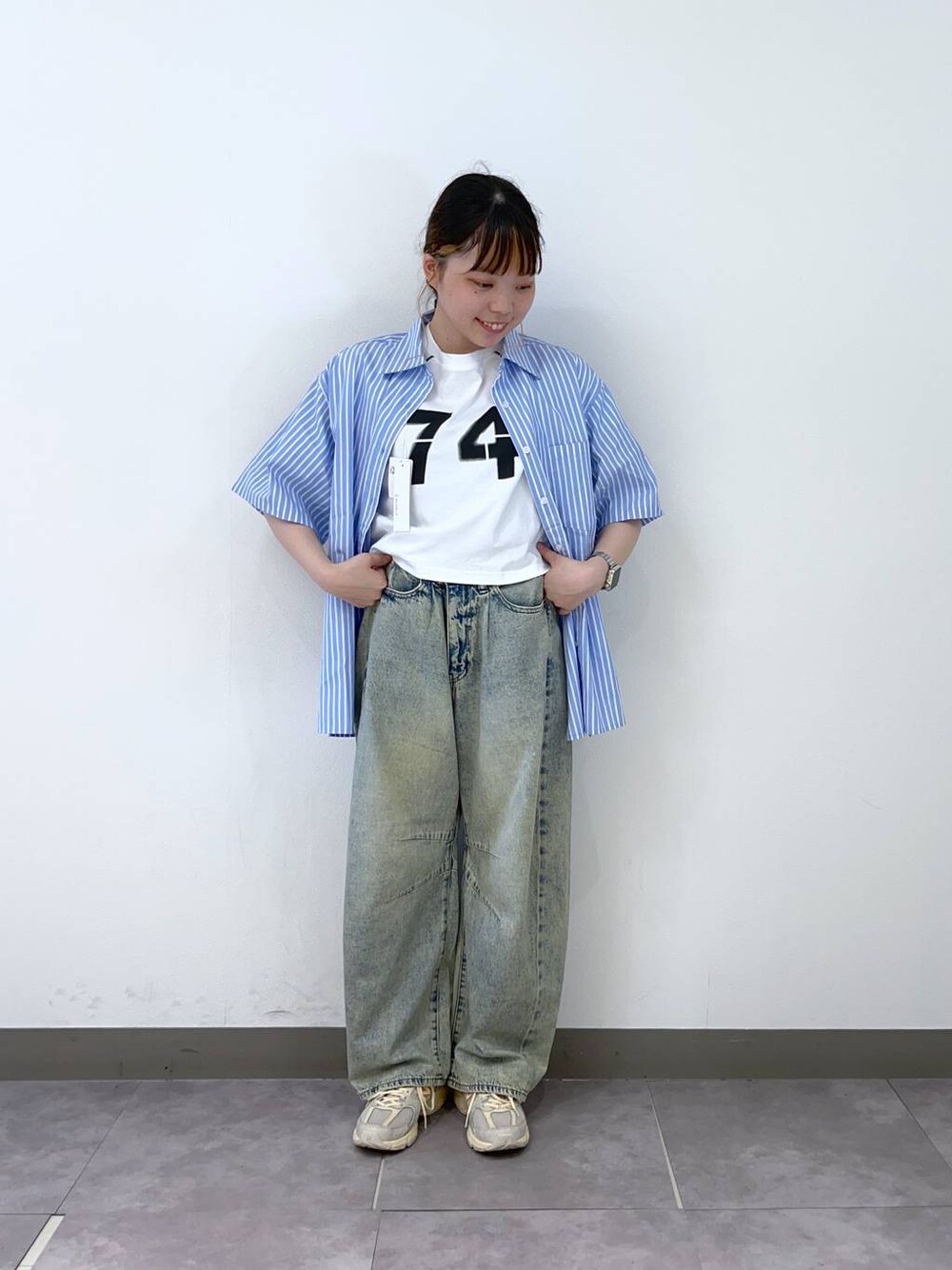 ホワイト系のTシャツ/カットソー、ベージュ系のスニーカー、ブルー系のシャツ/ブラウスを着用したレディースの夏コーディネートの1枚目の写真