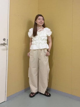 「LOWRYS FARM（ローリーズファーム）のシャーリングブラウスフレンチスリーブ　1046442（シャツ/ブラウス、ホワイト系）」を使った、yuminaさん（レディース・160cm）の夏コーディネート