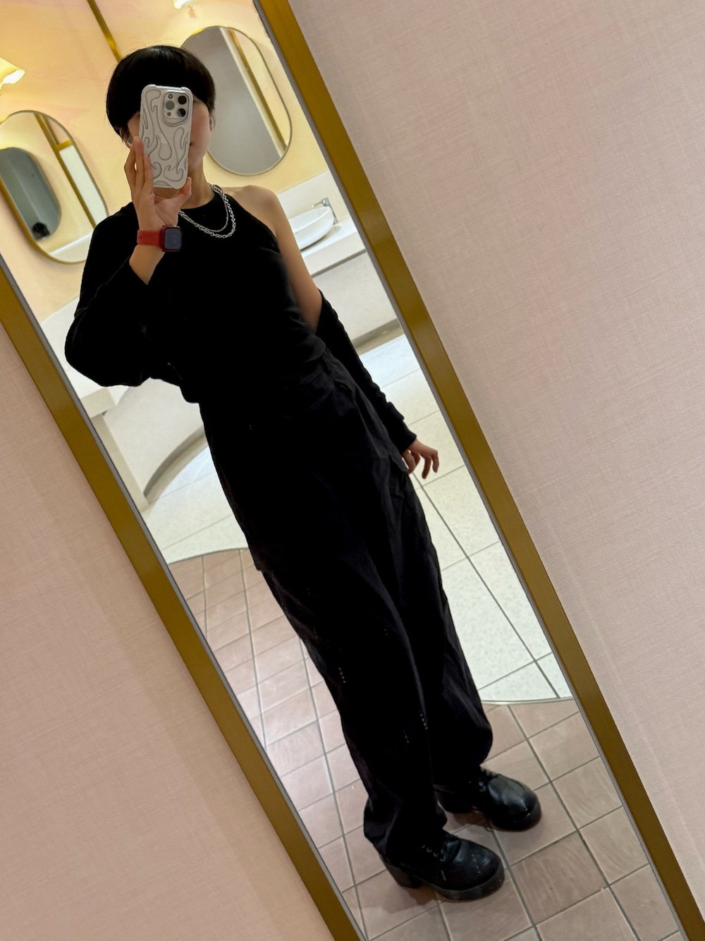 「パンツコーデ、UNIQLO、カッコイイ女子、かっこいいコーデ、かっこいい系、イケメン女子」｜「GUのアイテム（タンクトップ、ブラック系）」を使った、双葉哀さん（レディース・165cm）の秋コーディネートの1枚目の写真