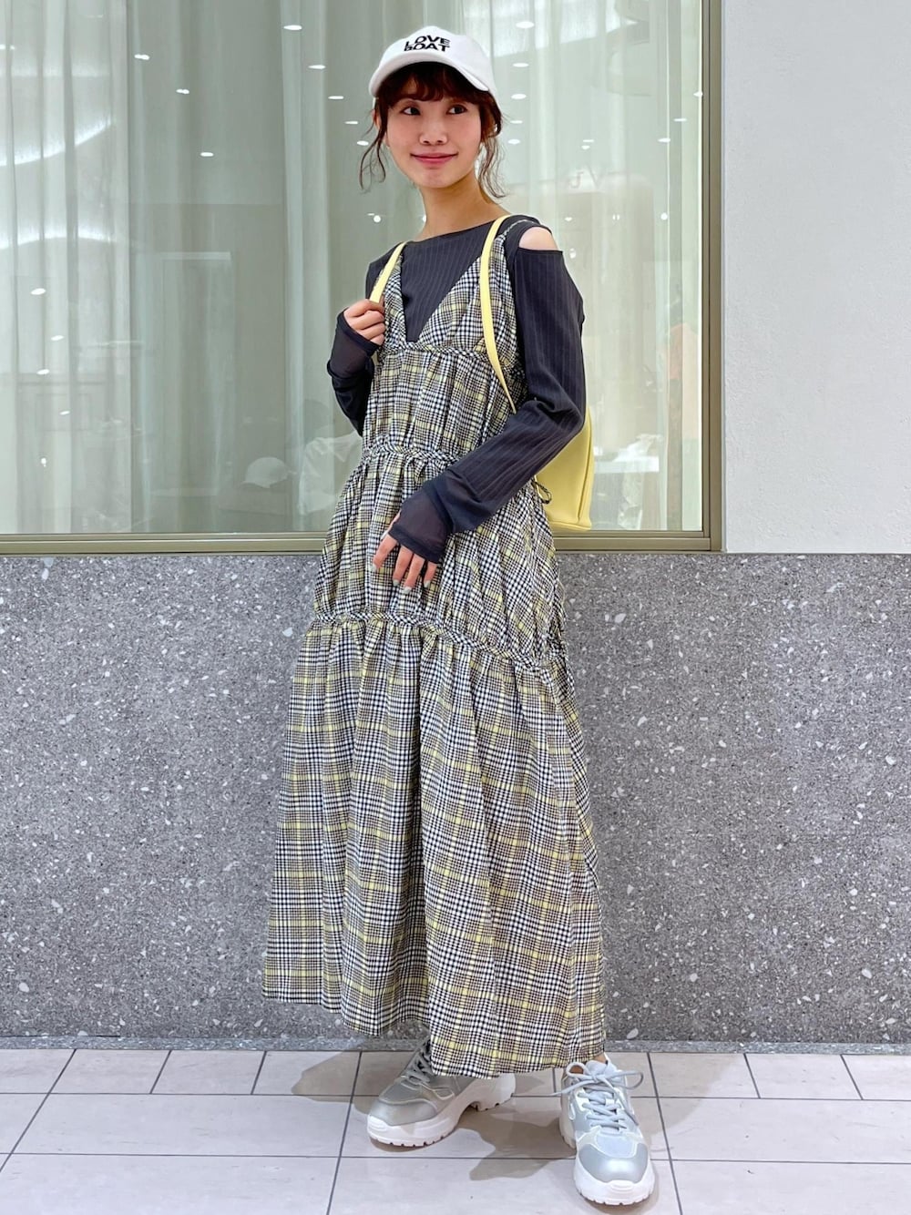「リブトップス、短丈、ワンピース、チェック柄、キャップ、スニーカー、リュック、スポーティ、大人カジュアル、24SS春の新作、VIS、GW、骨格ウェーブ、イエベ」｜「VISのチェーンミニリュック（バックパック/リュック、イエロー系）」を使った、makoさん（レディース・157cm）の春コーディネートの1枚目の写真