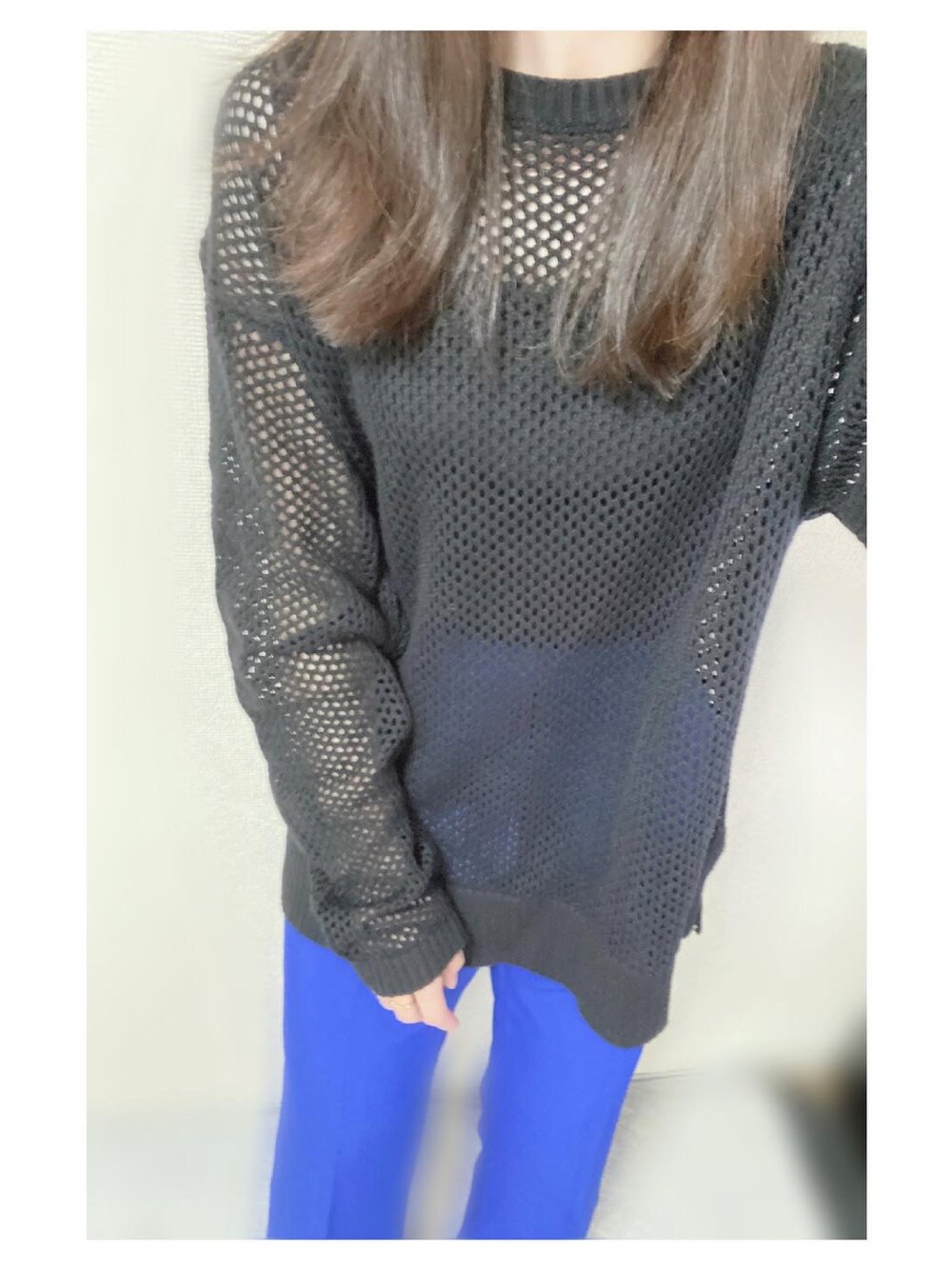 ブラック系のトップス、ブルー系のスラックス、ゴールド系のリングを着用したレディースの夏コーディネートの1枚目の写真