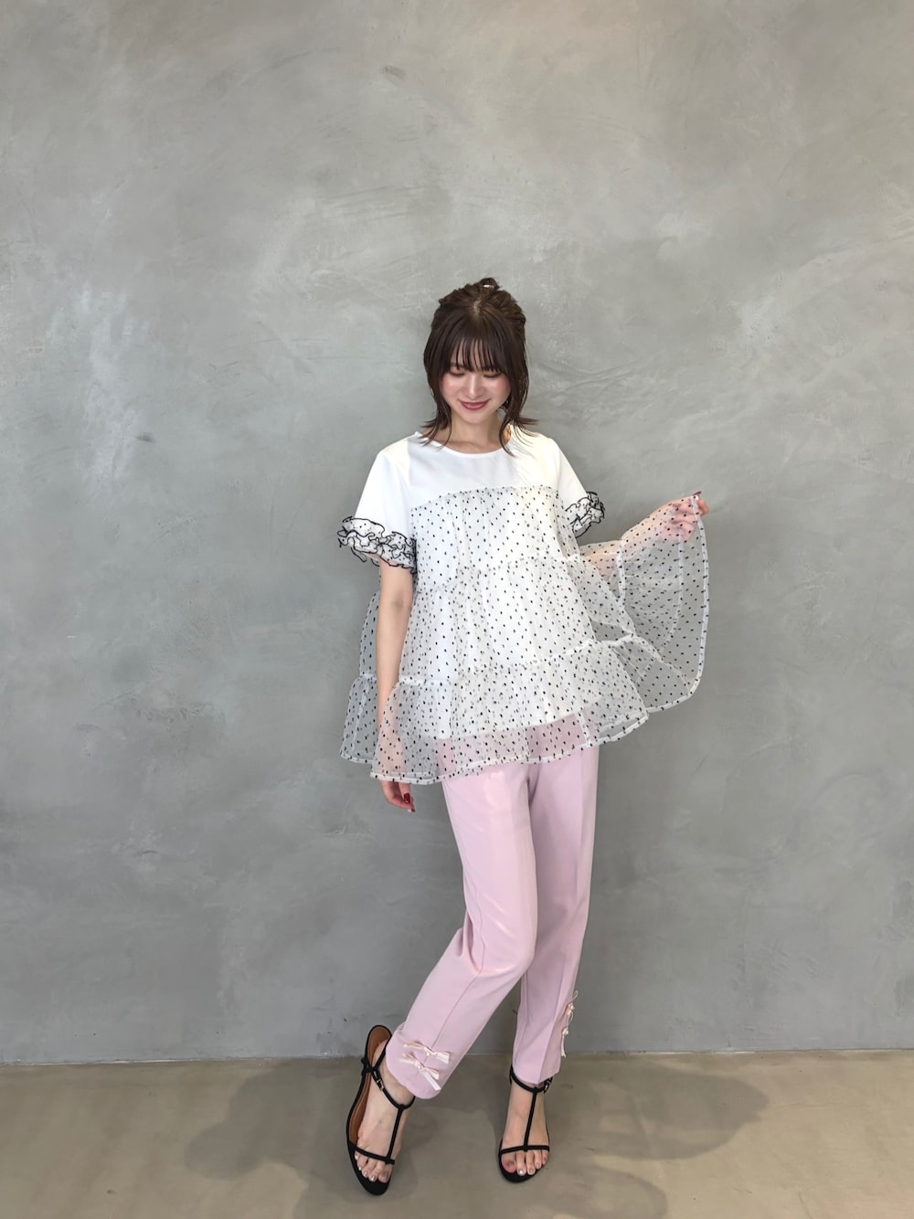 その他のその他トップス、ピンク系のその他パンツを着用したレディースの春コーディネートの1枚目の写真