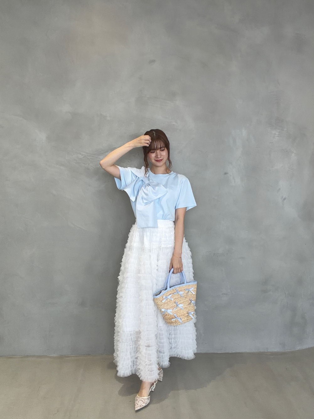 ブルー系のその他トップス、ホワイト系のスカートを着用したレディースの夏コーディネートの1枚目の写真
